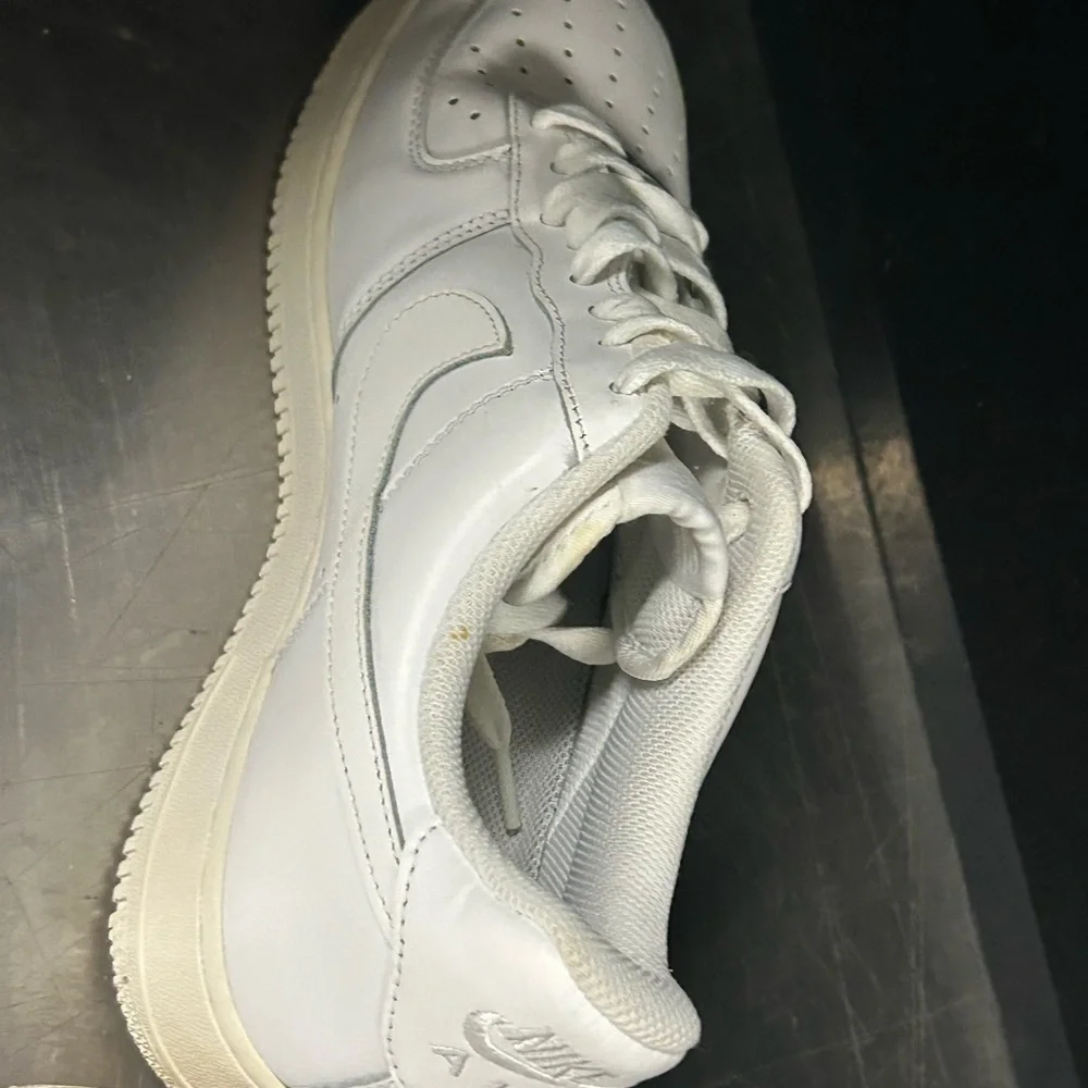 Nike Air Force 1 Size 10.5 Men - Picture 9 of 11
